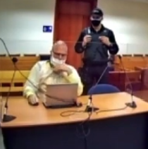 John Macarewich Cobin en una Sala Separada Adyacente con un Gendarme Vigilándolo Durante el Juicio en el Tribunal Inferior de Viña del Mar en Octubre 2020